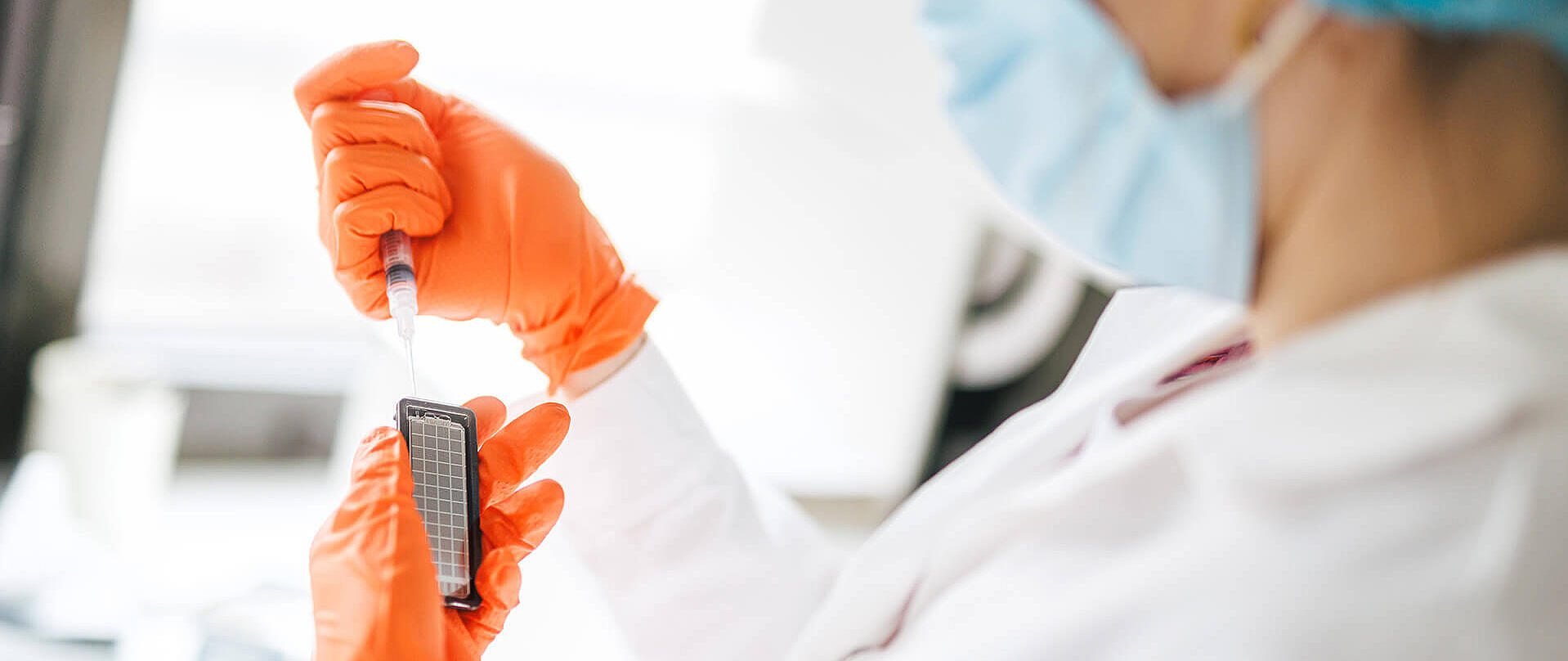 Labormitarbeiterin mit Schutzhandschuhen bei der pharmazeutischen Probenanalyse
