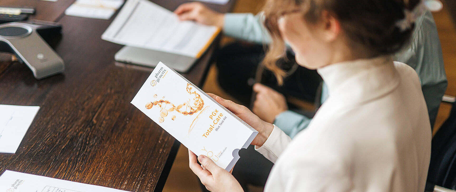 Person am Tisch bei der Dokumentenarbeit und Analyse von Unterlagen