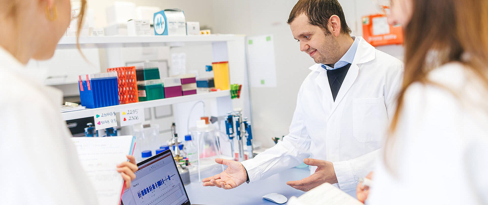 Zwei Labormitarbeiter im weißen Kittel bei der gemeinsamen Arbeit im Labor