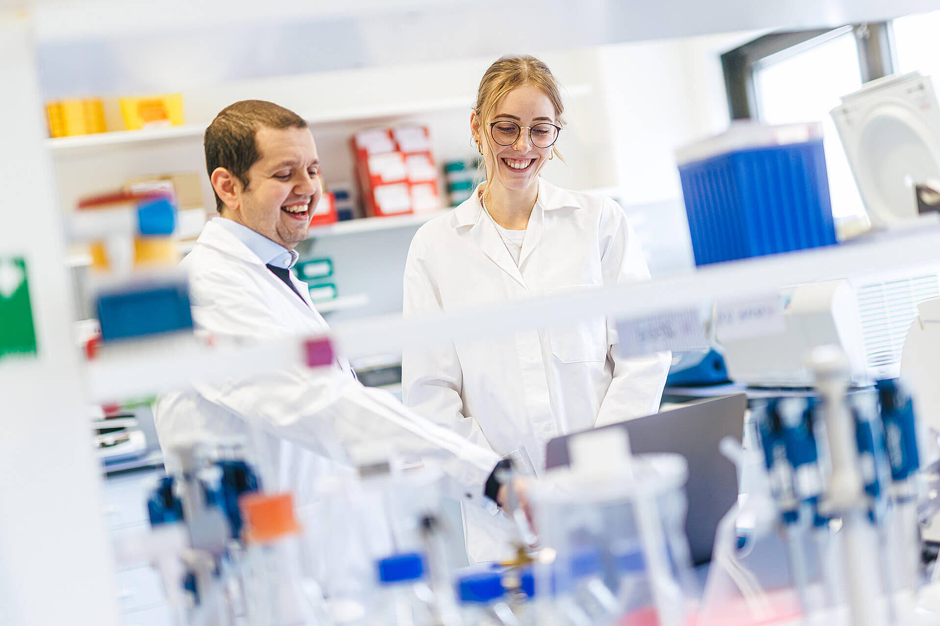 Zwei Wissenschaftler im Labor bei der gemeinsamen Arbeit und Besprechung