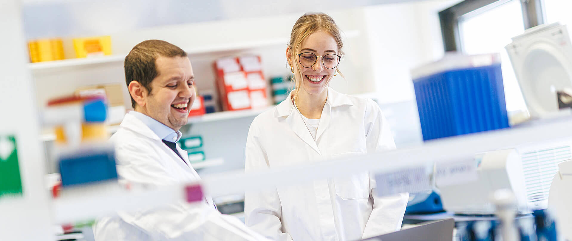 Zwei Wissenschaftler im Labor bei der gemeinsamen Arbeit und Besprechung