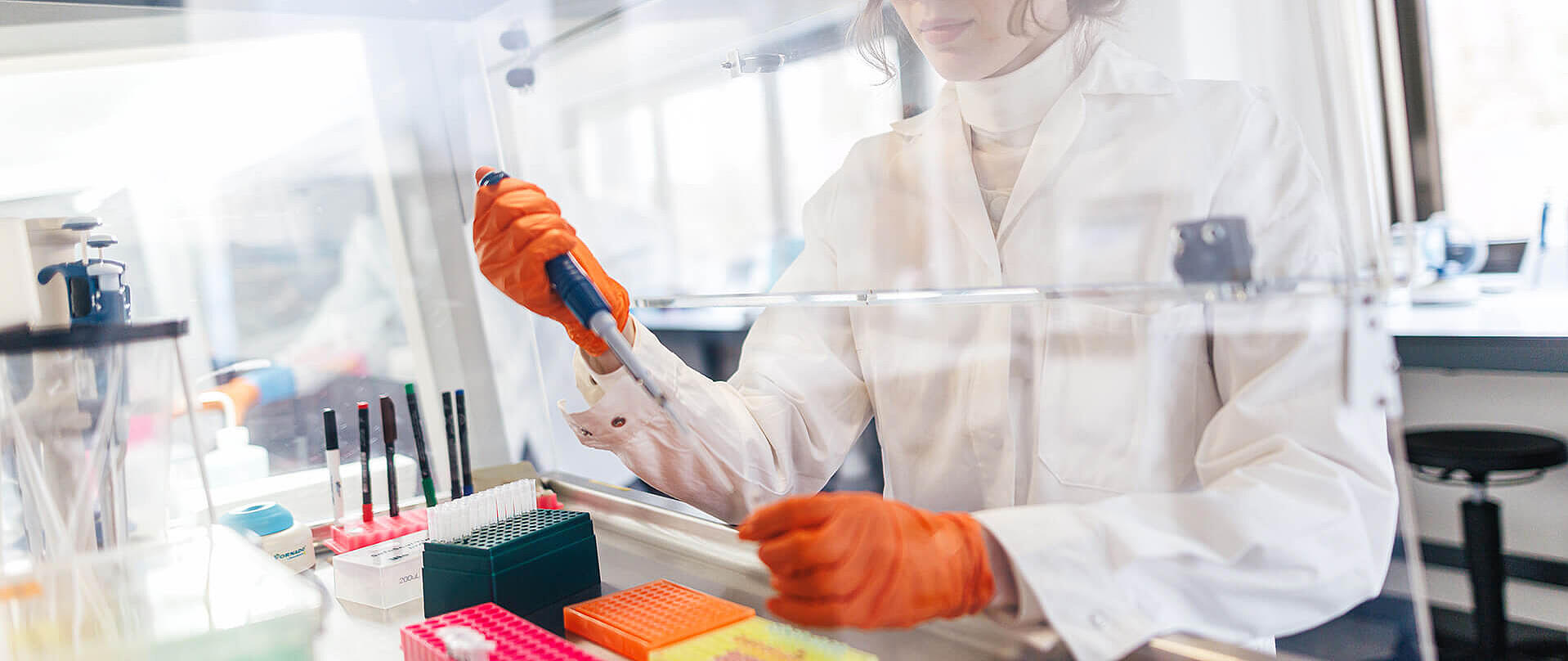 Labormitarbeiterin in Schutzkleidung bei der pharmazeutischen Produktion
