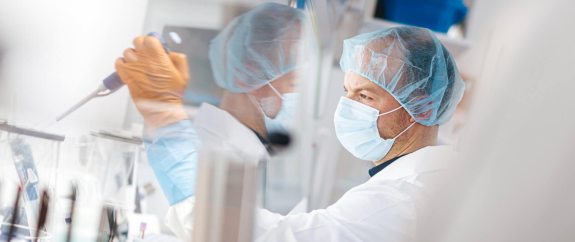 Laboranalyse mit pharmazeutischen Proben und Reagenzgläsern
