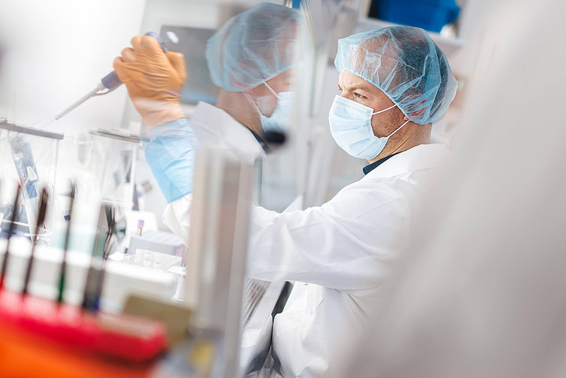 Laboranalyse mit pharmazeutischen Proben und Reagenzgläsern